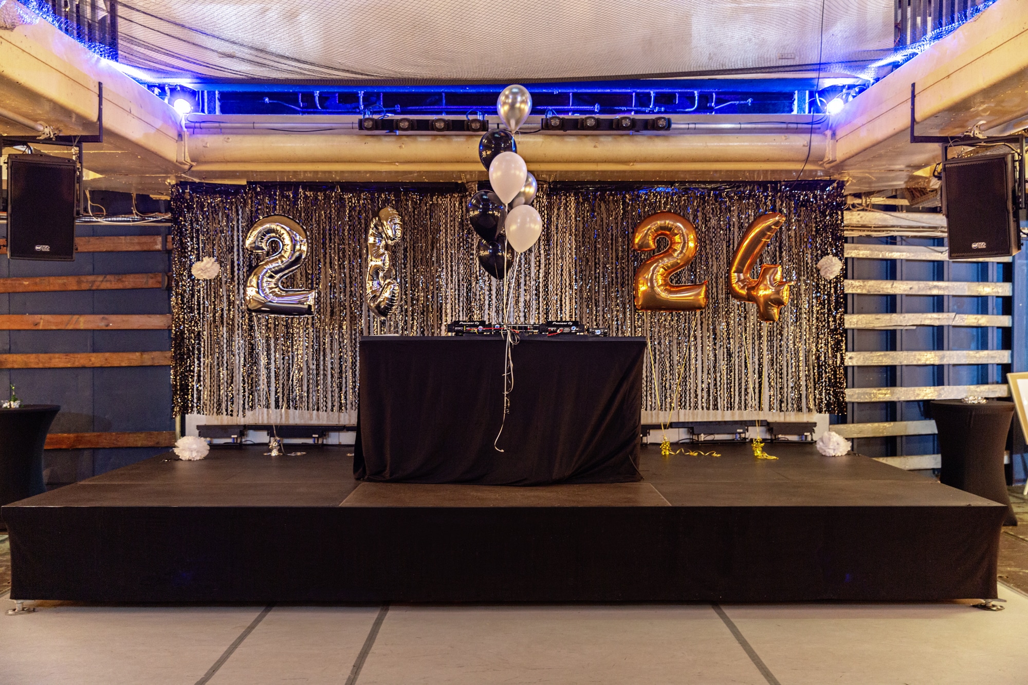 Bühne für die Silvesterparty mit DJ und Dekoration