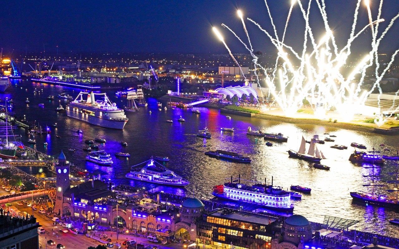 Silvesterfeuerwerk über dem Hamburger Hafen, gesehen vom Penthouse Elb-Panorama