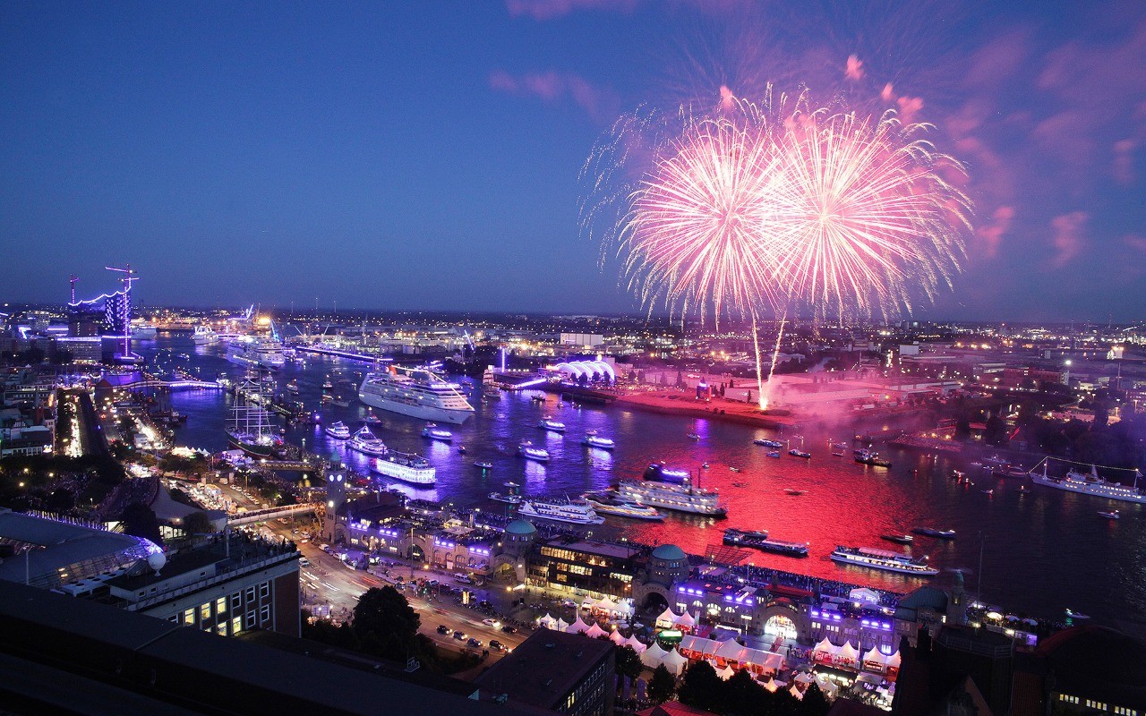 Feuerwerk über der Hamburger Skyline zur Silvesternacht, betrachtet vom Penthouse Elb-Panorama