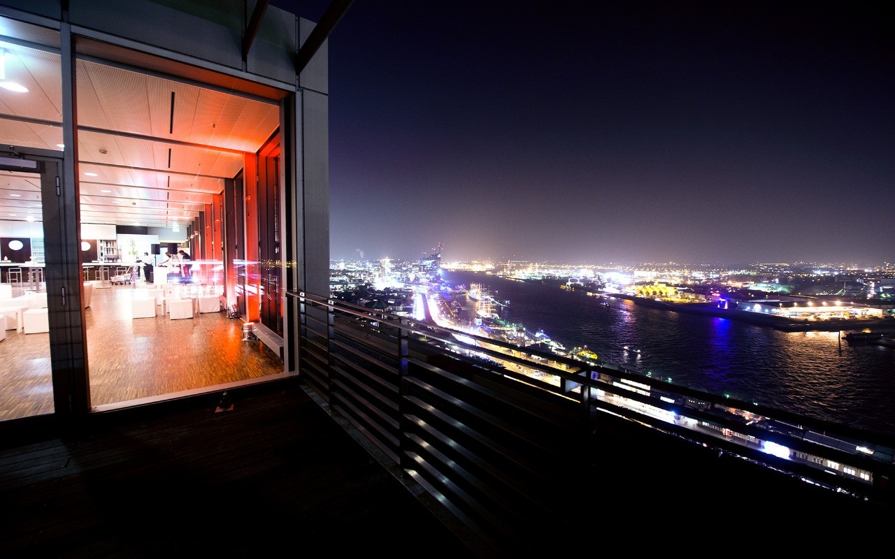 Nachtansicht des beleuchteten Hamburger Hafens vom Penthouse Elb-Panorama an Silvester