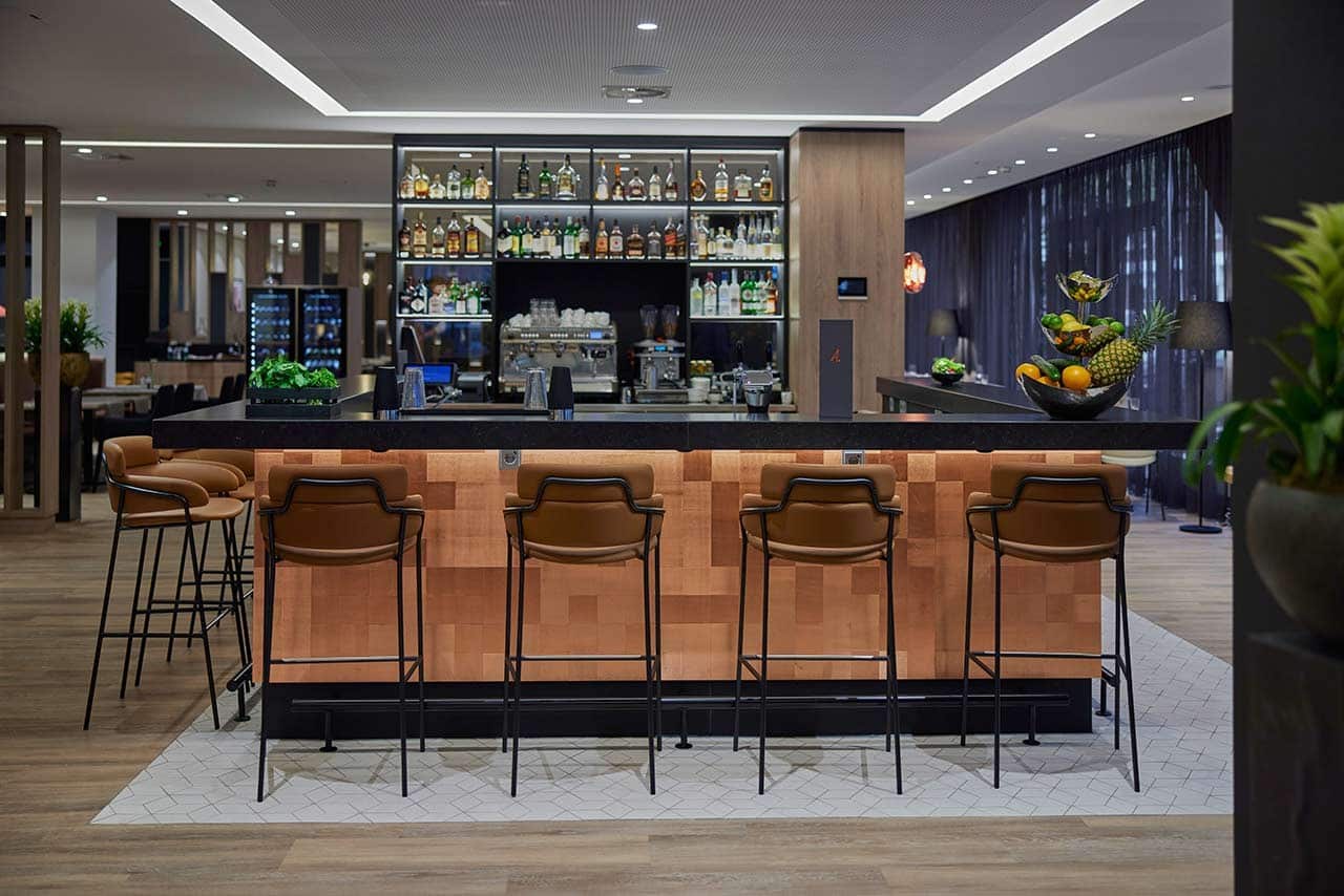 Modern eingerichtete Bar im DoubleTree by Hilton Hannover Schweizerhof, ideal für Silvester