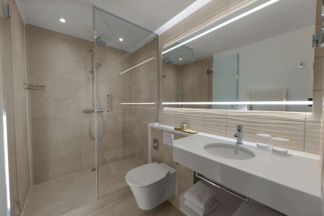 Elegantes Badezimmer mit moderner Ausstattung im DoubleTree by Hilton Hannover Schweizerhof