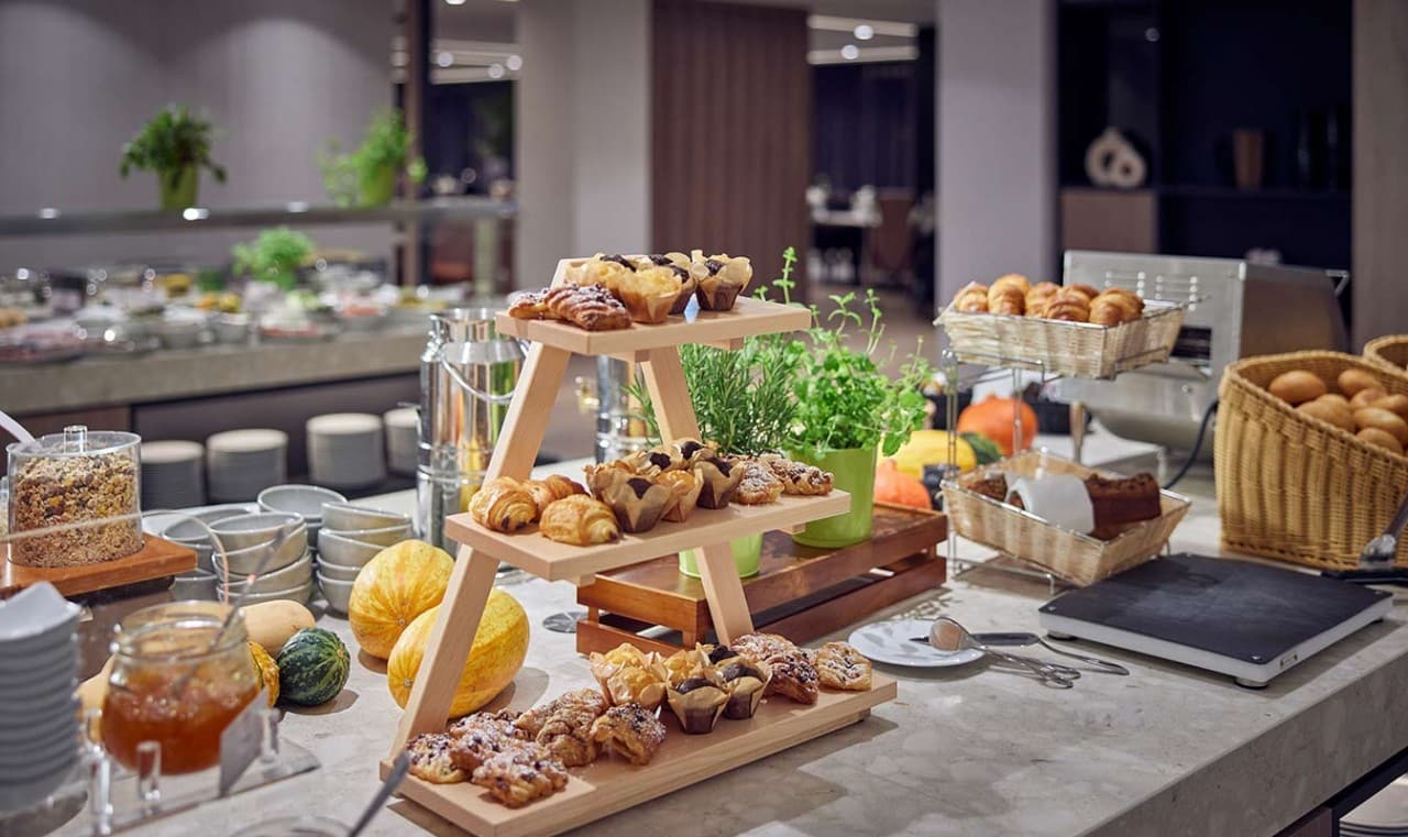 Frühstücksbuffet mit frischen Backwaren und saisonalen Leckereien im DoubleTree by Hilton Hannover Schweizerhof