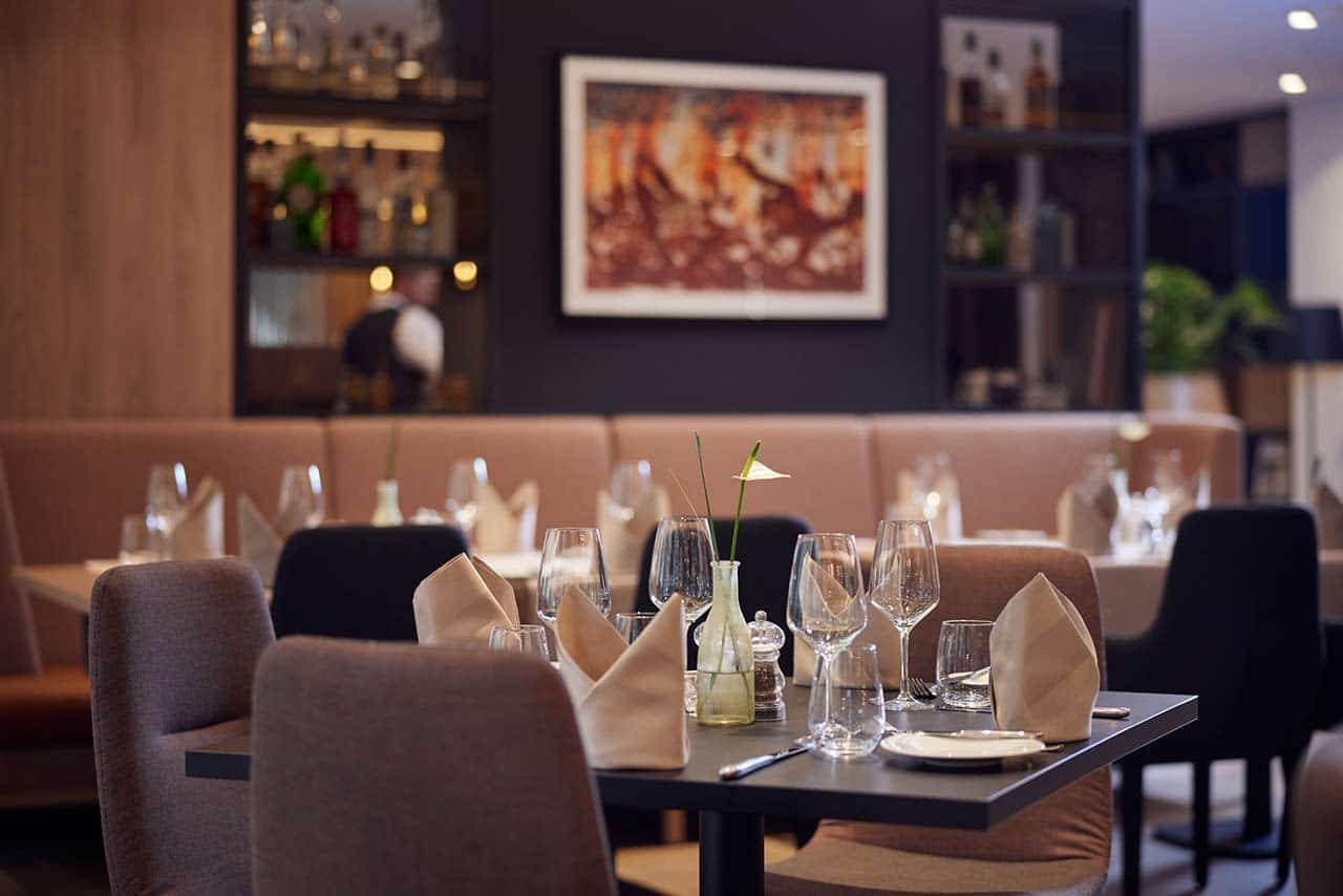 Festlich gedecktes Restaurant für das Silvesterdinner im DoubleTree by Hilton Hannover Schweizerhof