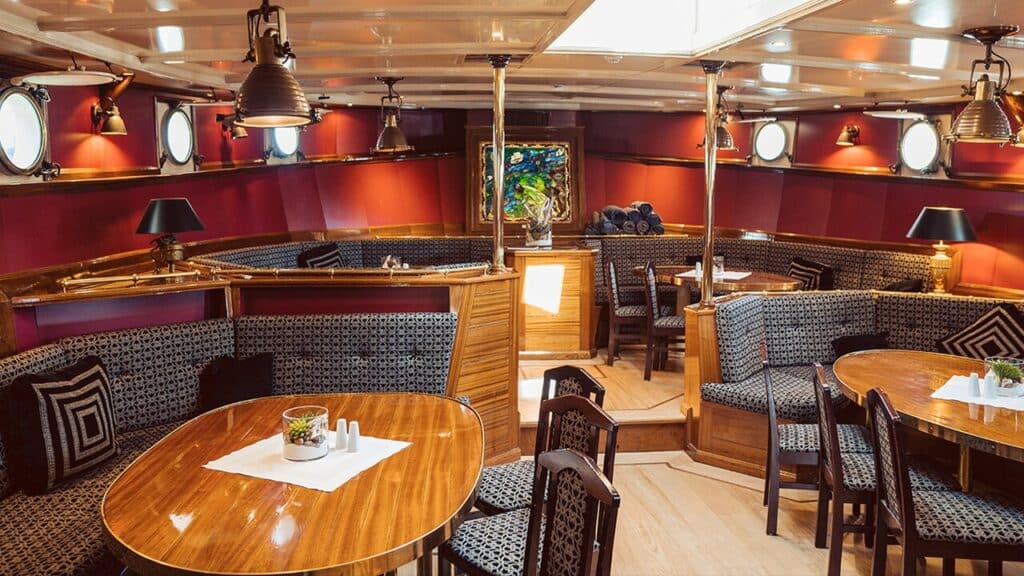 Heller großer Salon der Mare Frisium mit blauem Interieur und einer Bar, perfekt für Silvester