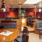 Heller großer Salon der Mare Frisium mit blauem Interieur und einer Bar, perfekt für Silvester