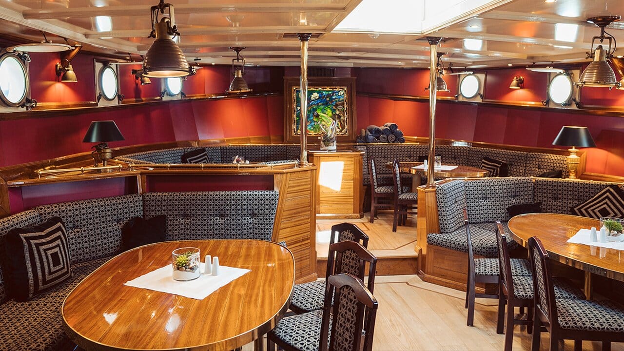 Heller großer Salon der Mare Frisium mit blauem Interieur und einer Bar, perfekt für Silvester