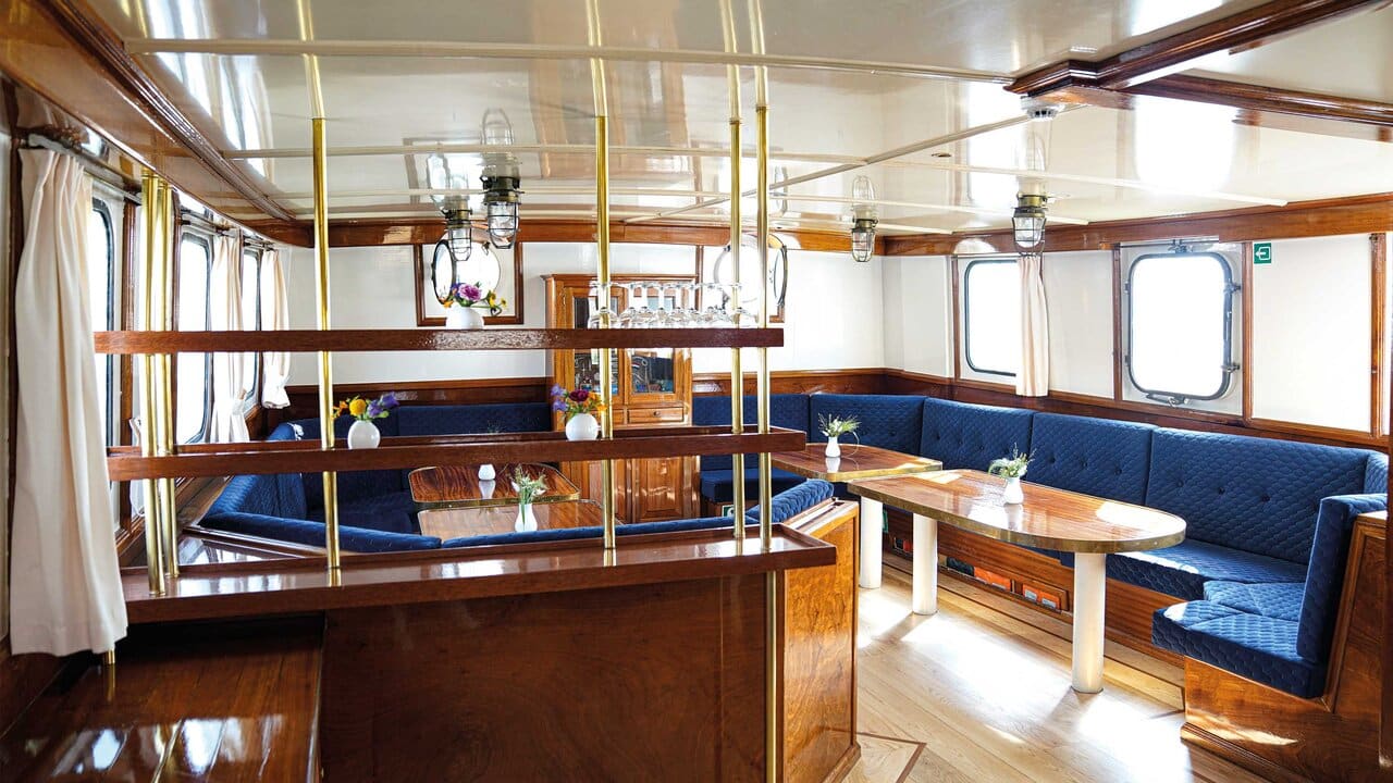 Eleganter kleiner Salon auf der Mare Frisium mit einladenden Sitzgelegenheiten, ideal für Silvesterfeiern