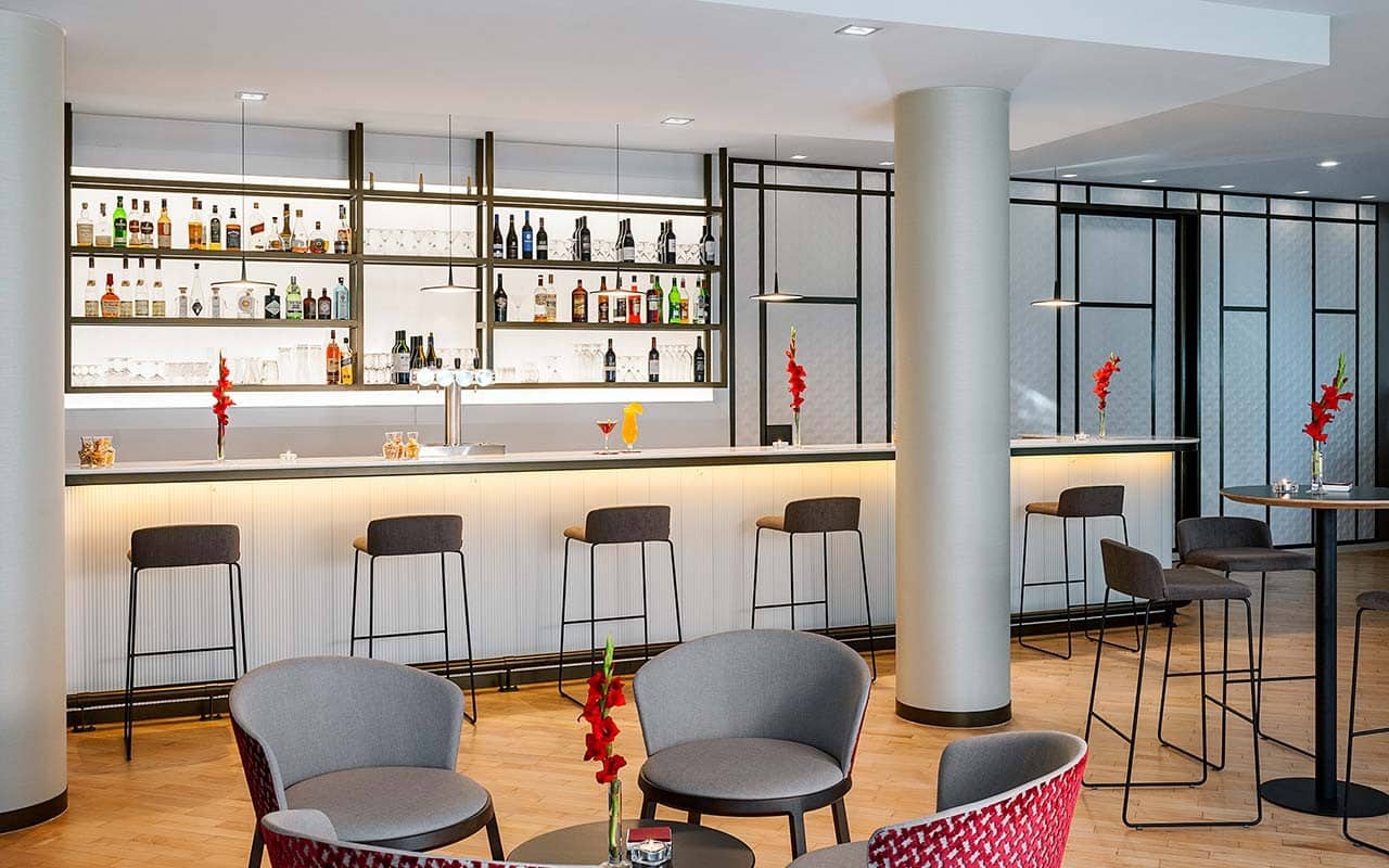 Elegante Hotelbar im NH Collection Nürnberg City für Silvestergetränke