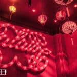 Rote Beleuchtung und Dekoration im Palais Club für die Silvesternacht