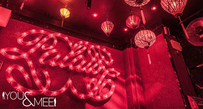 Rote Beleuchtung und Dekoration im Palais Club für die Silvesternacht