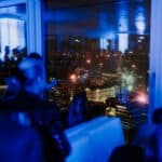 Gäste genießen das Silvesterfeuerwerk über Hamburg vom Panoramadeck