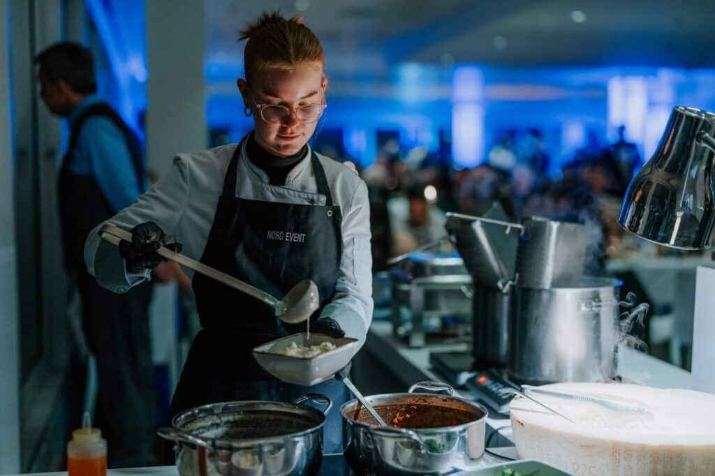 Köchin an der Live Cooking Station beim Silvester-Gala-Buffet im Panoramadeck Hamburg