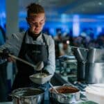 Köchin an der Live Cooking Station beim Silvester-Gala-Buffet im Panoramadeck Hamburg
