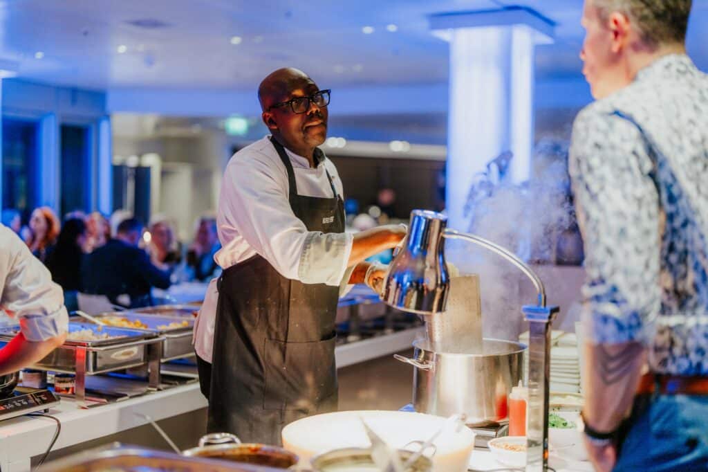 Koch bereitet frische Pasta bei der Silvesterfeier im Panoramadeck Hamburg zu