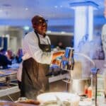 Koch bereitet frische Pasta bei der Silvesterfeier im Panoramadeck Hamburg zu
