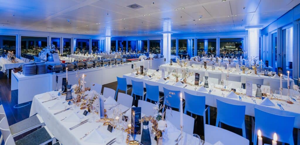 Festlich gedeckter Raum im Panoramadeck Hamburg für das Silvester-Gala-Buffet