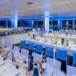 Festlich gedeckter Raum im Panoramadeck Hamburg für das Silvester-Gala-Buffet