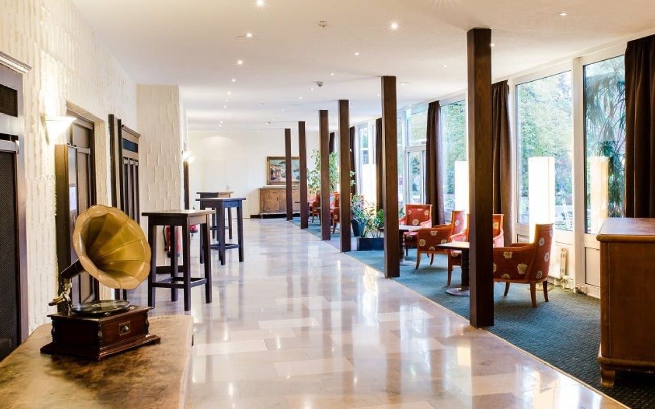 Stilvolle Lobby des Parkhotel Krone Bensheim zur Silvesterzeit