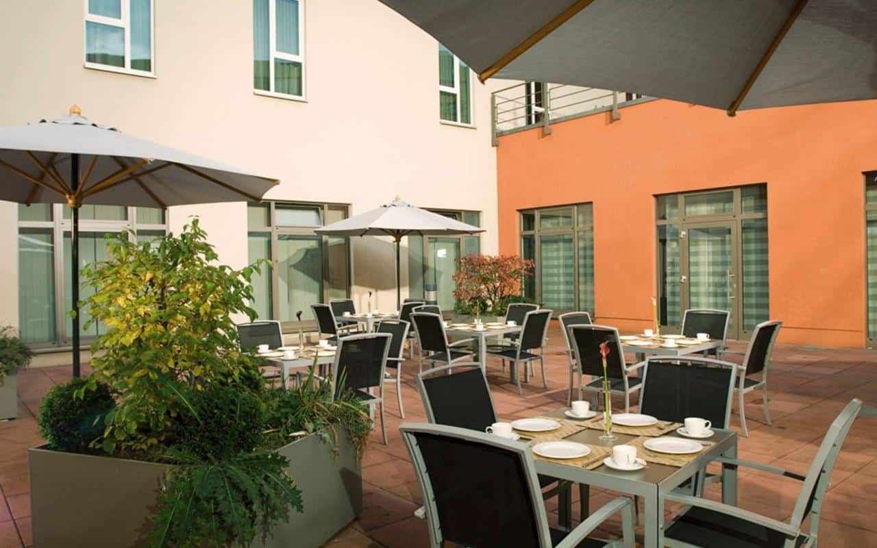 Frühstücksterrasse des NH Collection Nürnberg City für Silvester mit gemütlicher Atmosphäre