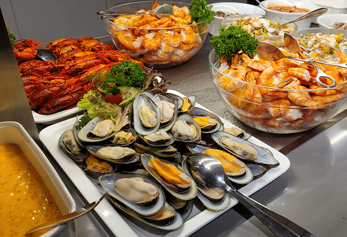 Auswahl an Meeresfrüchten auf dem Silvesterbuffet