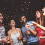 Gäste feiern Silvester mit Sekt und guter Laune