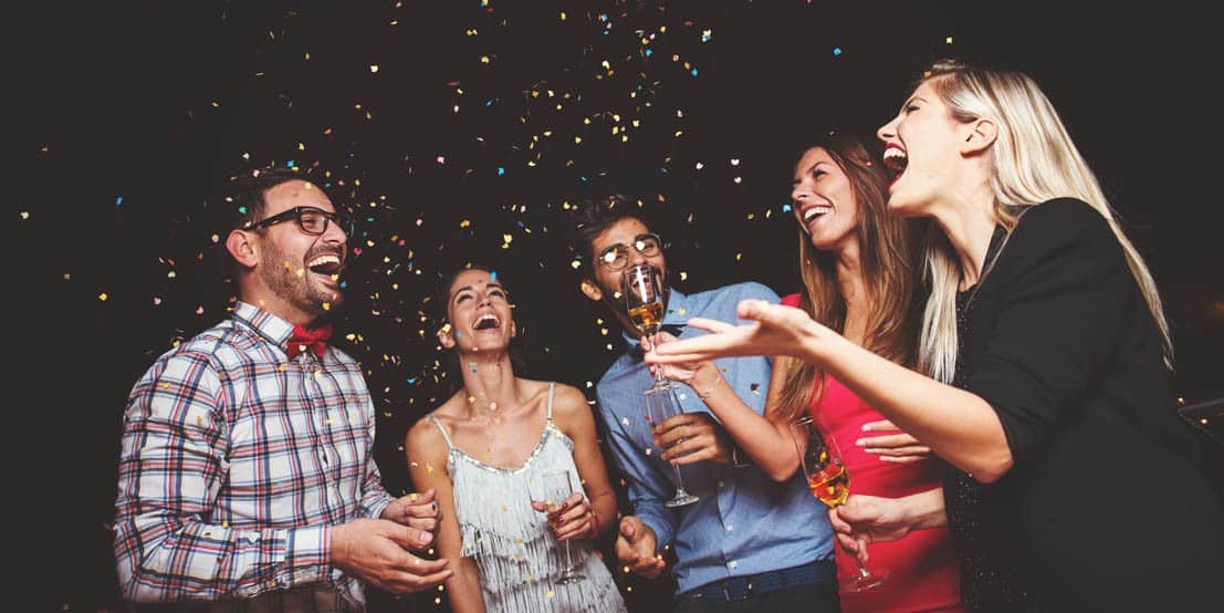 Gäste feiern Silvester mit Sekt und guter Laune