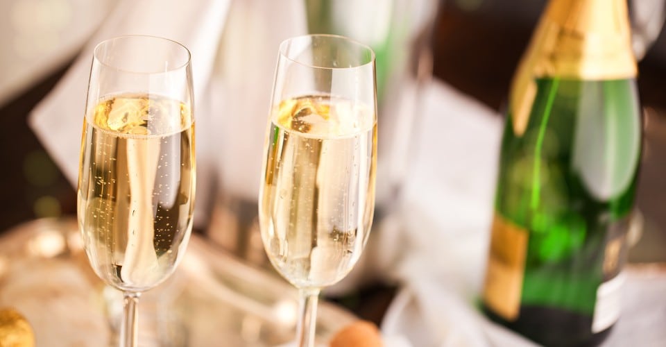 Gefüllte Sektgläser für die Feier an Bord der TT-Line