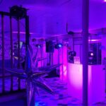 Partyraum mit lila Beleuchtung und Tanzfläche für die Silvesternacht