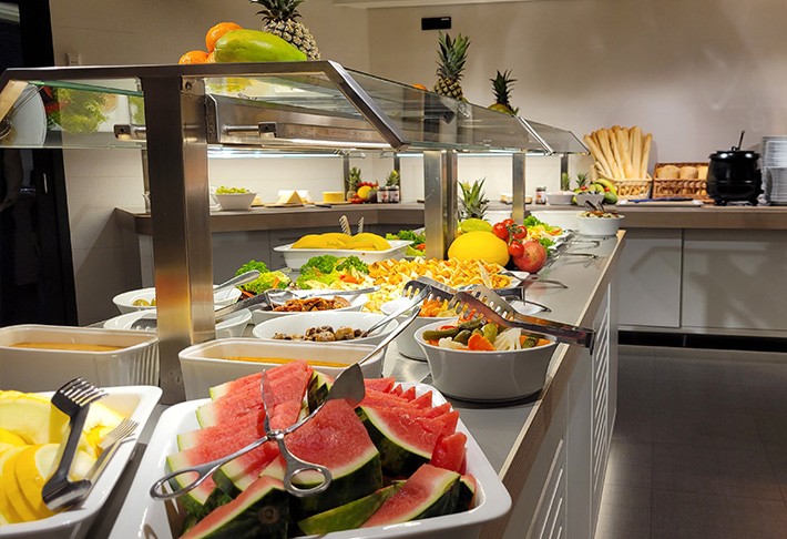 Obst und frische Speisen auf dem Buffet der Silvesterreise