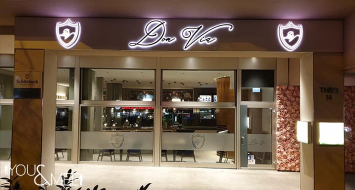 Außenansicht des Don Via Restaurants in Stuttgart, stilvoll beleuchtet für die Silvesterfeier