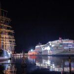 Beleuchtete TT-Line Fähre im Hafen während der Silvesterreise
