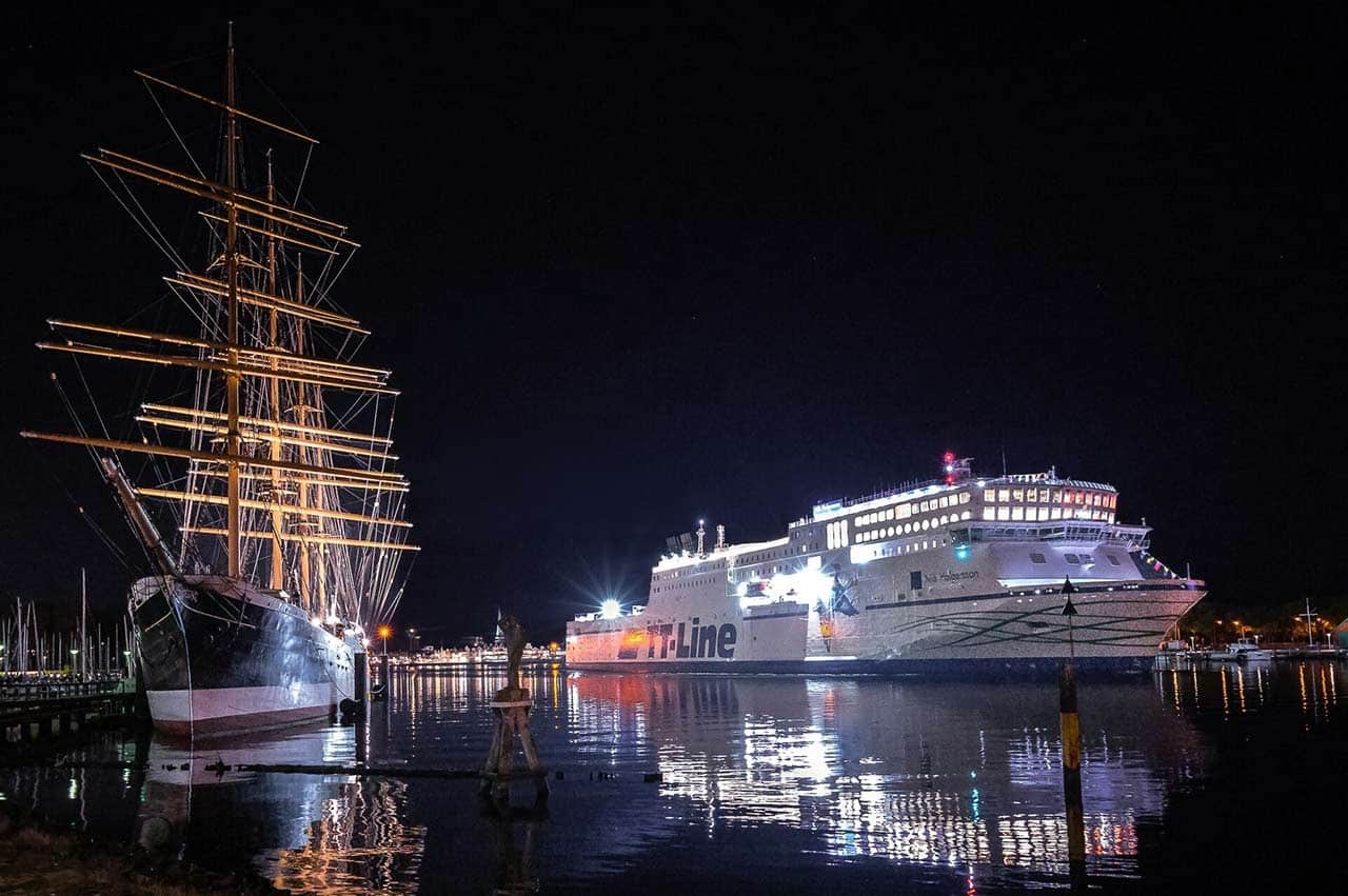 Beleuchtete TT-Line Fähre im Hafen während der Silvesterreise