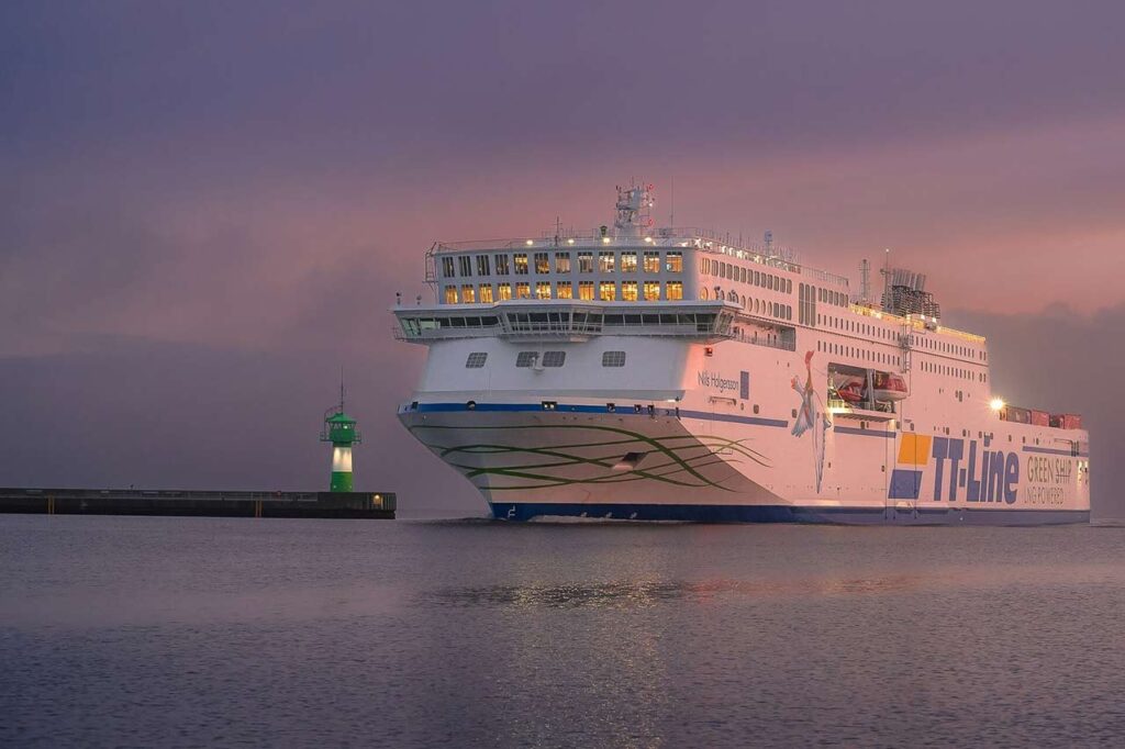 Die TT-Line Fähre im Abendlicht auf dem Meer