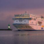 Die TT-Line Fähre im Abendlicht auf dem Meer