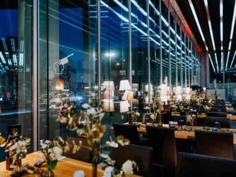 Festlich dekorierte Location der VLET Cooking Lounge im EMPORIO Hamburg für Silvester.