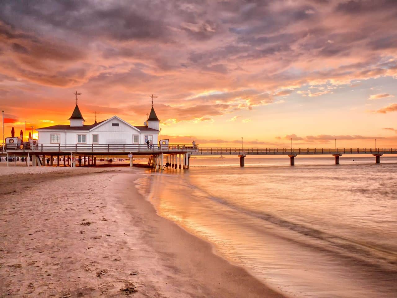 Romantischer Sonnenuntergang an der Ahlbecker Seebrücke zu Silvester