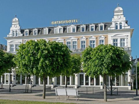 Klassische Fassade des Ostseehotels Ahlbeck bei Silvester