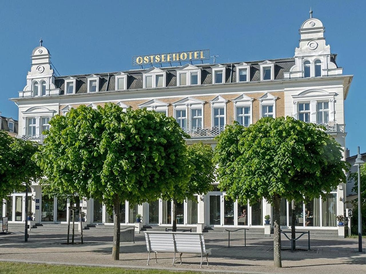 Klassische Fassade des Ostseehotels Ahlbeck bei Silvester