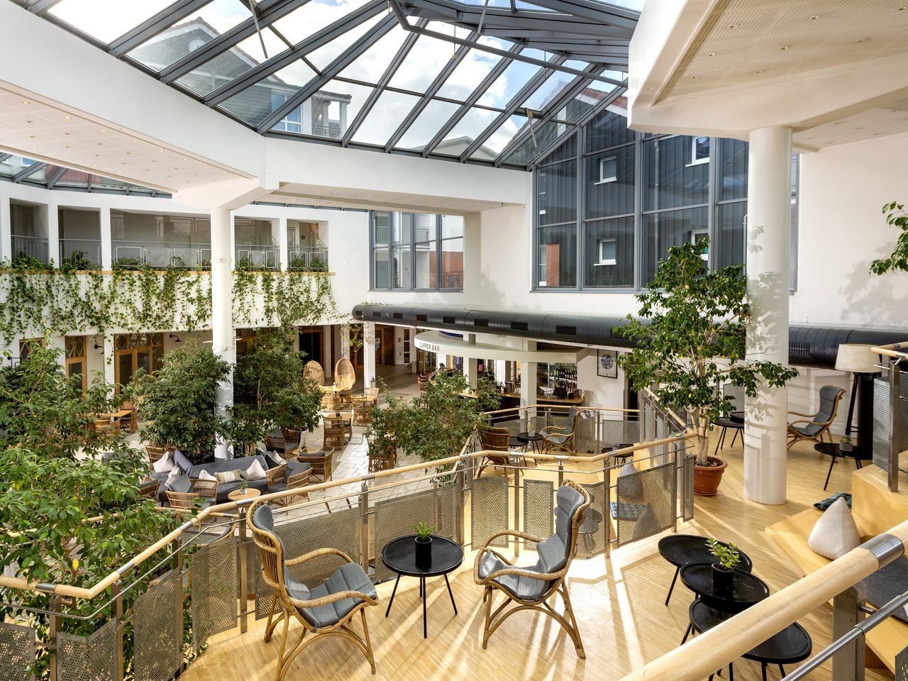 Der helle und einladende Innenbereich des Precise Resort Marina Wolfsbruch an Silvester