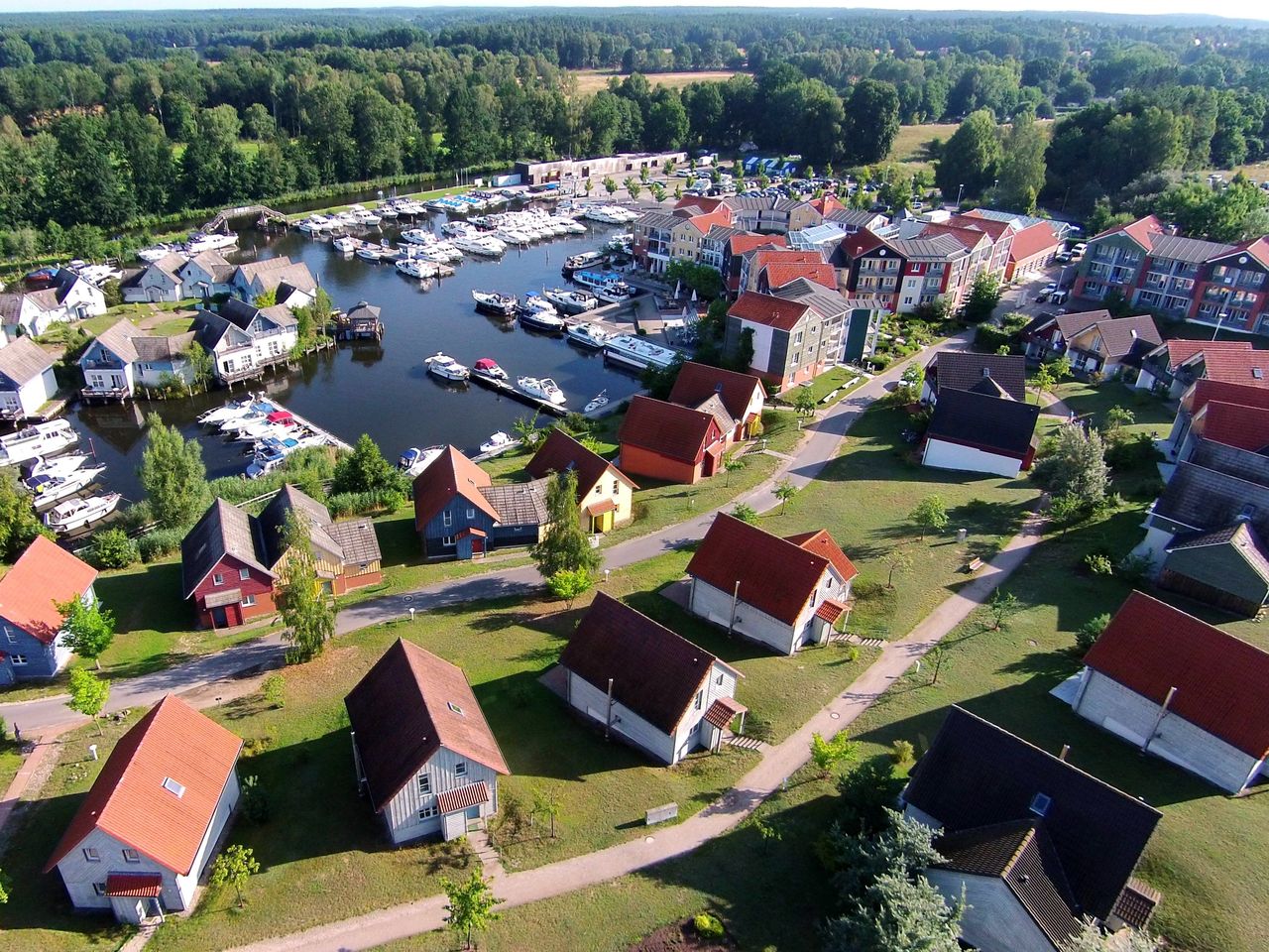 Luftaufnahme des Precise Resort Marina Wolfsbruch und des Yachthafens zu Silvester