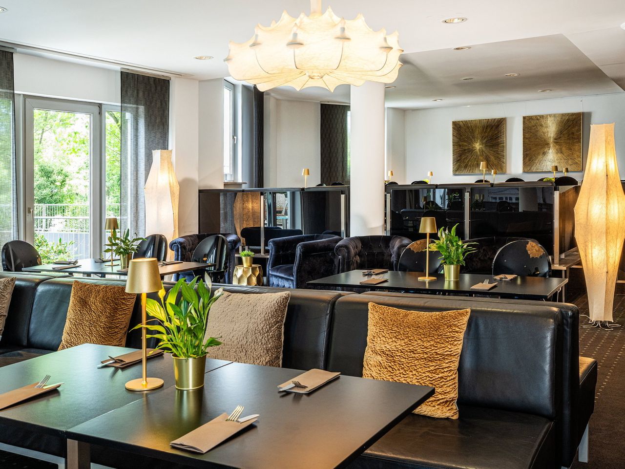 Restaurantbereich im Victor's Residenz-Hotel München mit eleganter Einrichtung für einen festlichen Silvesterabend