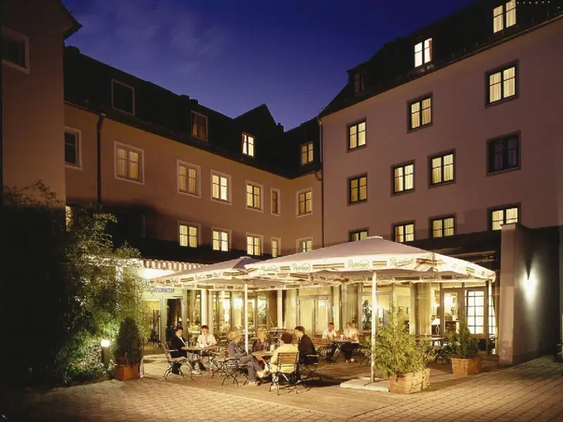Gemütliche Terrasse im Innenhof des Best Western Soibelmanns Wittenberg, perfekt für den Silvesteraufenthalt