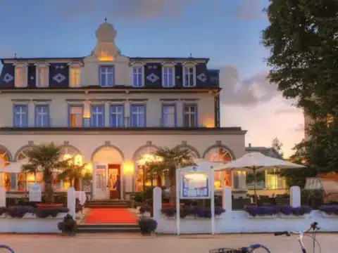 Historisches Gebäude des SEETELHOTEL Strandhotel Atlantic, perfekt für einen Silvesterurlaub
