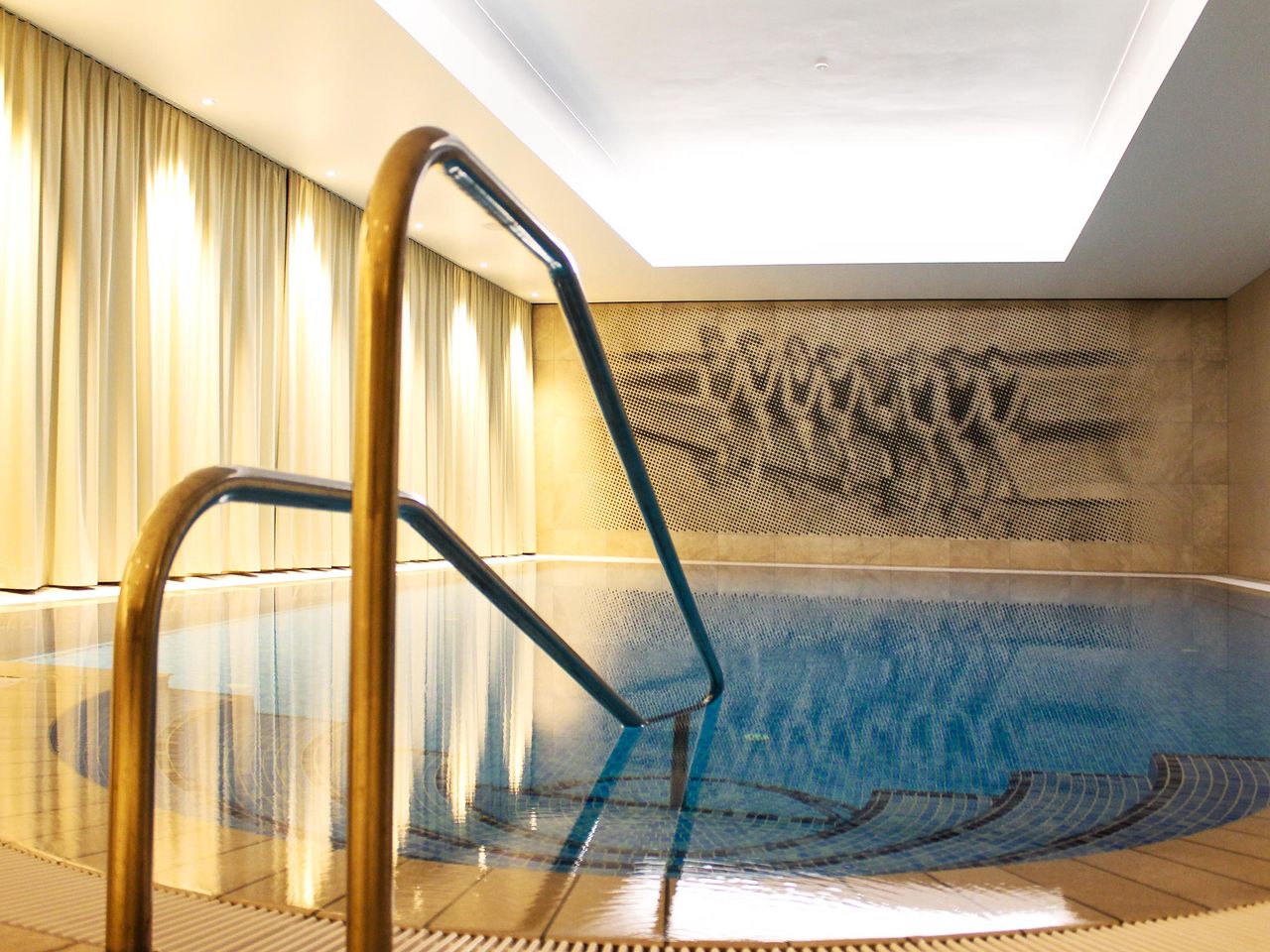 Erfrischung im Hotelpool nach einem Silvesterabend im SEETELHOTEL Strandhotel Atlantic