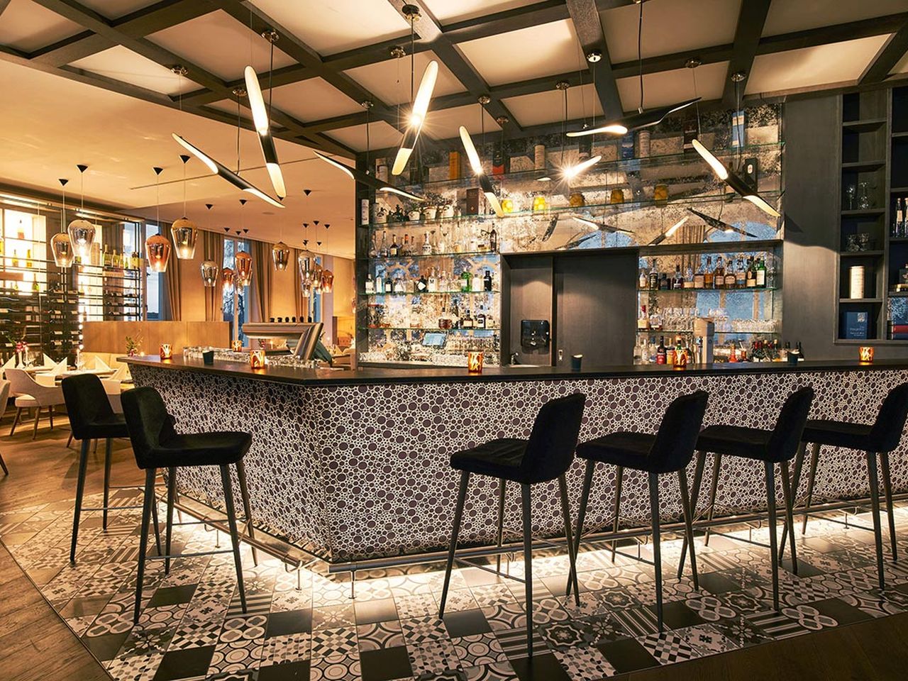 Genießen Sie Ihren Silvesterdrink an der modernen Hotelbar des SEETELHOTEL Strandhotel Atlantic