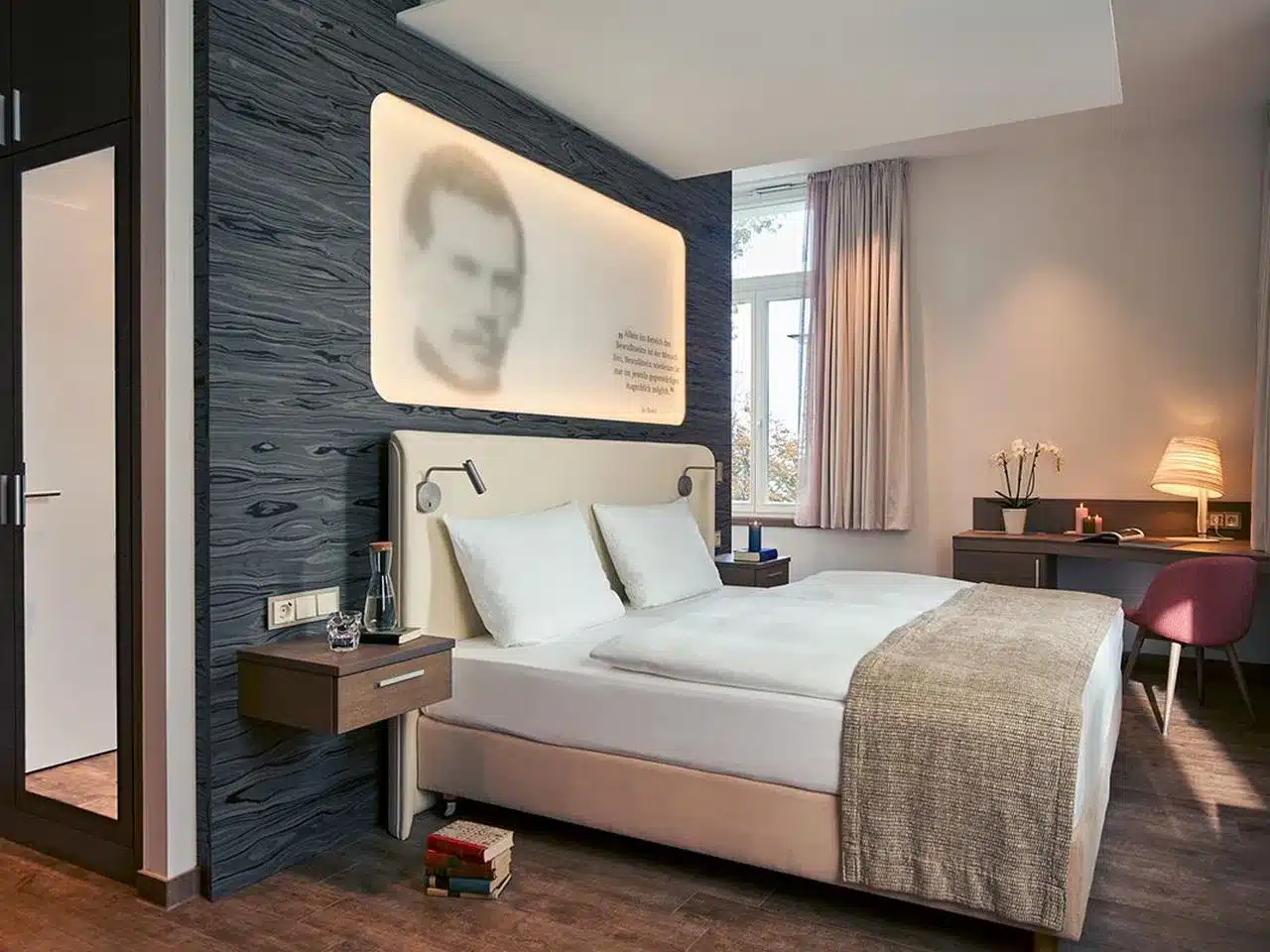 Stilvoll eingerichtetes Zimmer für einen luxuriösen Silvesteraufenthalt im SEETELHOTEL Strandhotel Atlantic