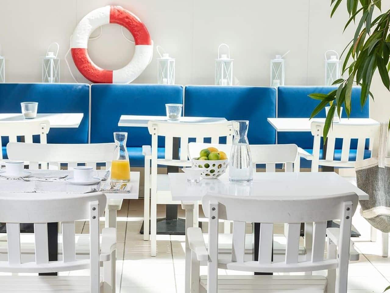 Heller Frühstücksbereich im Precise Resort Rügen, ideal für Silvesterfrühstück