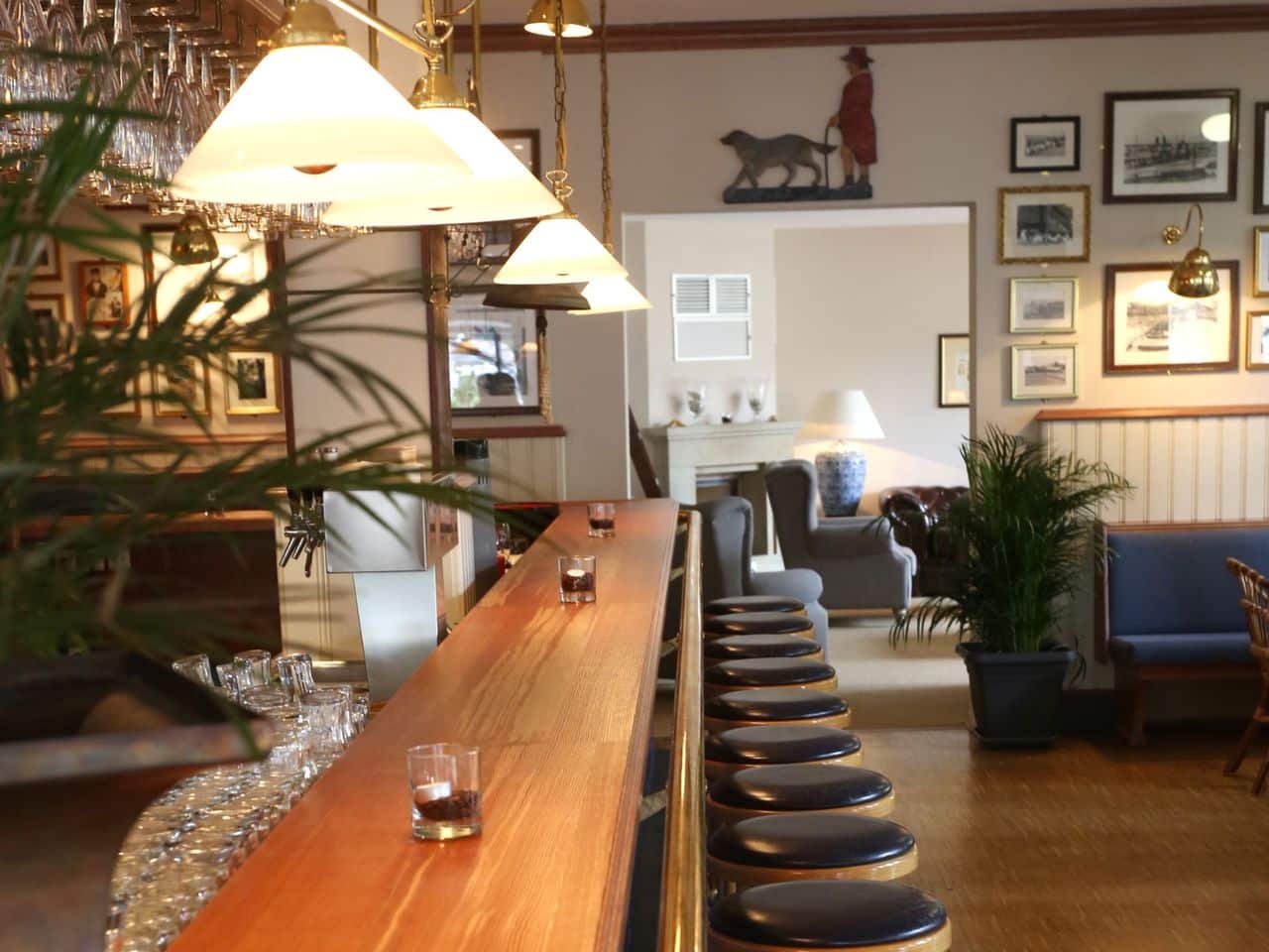 Stilvolle Bar im Precise Resort Rügen, perfekt für Silvestergetränke