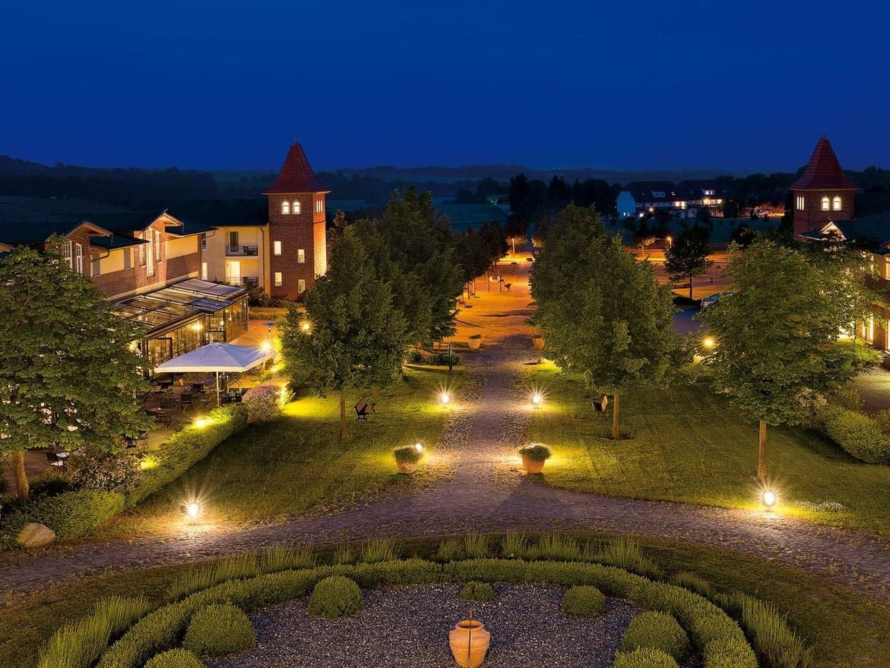 Festlich beleuchtetes Precise Resort Rügen während der Silvesternacht
